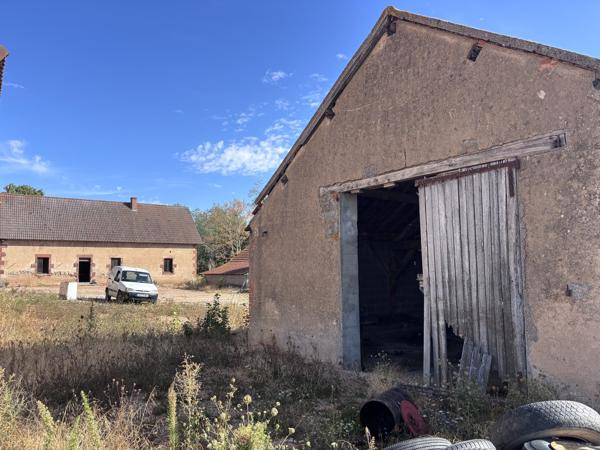 Le Donjon - Ferme à rénover avec une grande grange et des dépendances, sur un terrain de plus de 3 hectares co Le Donjon (03130)