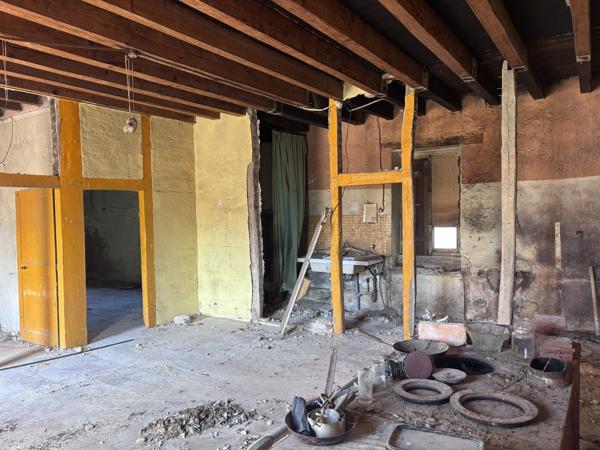 Le Donjon - Ferme à rénover avec une grande grange et des dépendances, sur un terrain de plus de 3 hectares co Le Donjon (03130)