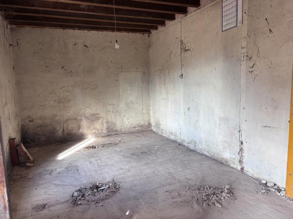 Le Donjon - Ferme à rénover avec une grande grange et des dépendances, sur un terrain de plus de 3 hectares co Le Donjon (03130)