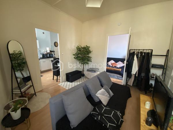 Vous souhaitez investir dans une petite copropriété avec très peu de charges au cœur du bourg de Caluire? cet appartement de type 2 est fait pour vous. 
Dans une copropriété de 8 lots, cet appartement de 39,45m2 lumineux situé au 2ème et dernier étage sans ascenseur est idéal pour un investissement. 
L'appartement est en double exposition dans une rue assez calme et proche de toutes les commodités. 
Il se compose: 
- d'une entrée avec placard de 2,24m2
- d'une salle de bain avec WC de 4,41m2
- d'une cuisine équipée avec placard de rangement de 9,16m2
- d'un séjour de 13,01m2 avec placards de rangement 
- d'une chambre de 10,93m2 

Côté prestations: 
- fenêtre double vitrage bois + volets battants en bois 
- chauffage électrique 
- appartement en très bon état 
- loyer actuel en bail nu: 599€ +25€ de charges (eau comprise) 
- Façade de l'immeuble refaite en 2019 
 
En résumé, venez visiter pour mieux apprécier!