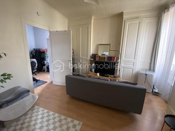 Vous souhaitez investir dans une petite copropriété avec très peu de charges au cœur du bourg de Caluire? cet appartement de type 2 est fait pour vous. 
Dans une copropriété de 8 lots, cet appartement de 39,45m2 lumineux situé au 2ème et dernier étage sans ascenseur est idéal pour un investissement. 
L'appartement est en double exposition dans une rue assez calme et proche de toutes les commodités. 
Il se compose: 
- d'une entrée avec placard de 2,24m2
- d'une salle de bain avec WC de 4,41m2
- d'une cuisine équipée avec placard de rangement de 9,16m2
- d'un séjour de 13,01m2 avec placards de rangement 
- d'une chambre de 10,93m2 

Côté prestations: 
- fenêtre double vitrage bois + volets battants en bois 
- chauffage électrique 
- appartement en très bon état 
- loyer actuel en bail nu: 599€ +25€ de charges (eau comprise) 
- Façade de l'immeuble refaite en 2019 
 
En résumé, venez visiter pour mieux apprécier!