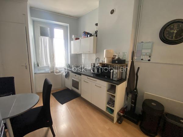 Vous souhaitez investir dans une petite copropriété avec très peu de charges au cœur du bourg de Caluire? cet appartement de type 2 est fait pour vous. 
Dans une copropriété de 8 lots, cet appartement de 39,45m2 lumineux situé au 2ème et dernier étage sans ascenseur est idéal pour un investissement. 
L'appartement est en double exposition dans une rue assez calme et proche de toutes les commodités. 
Il se compose: 
- d'une entrée avec placard de 2,24m2
- d'une salle de bain avec WC de 4,41m2
- d'une cuisine équipée avec placard de rangement de 9,16m2
- d'un séjour de 13,01m2 avec placards de rangement 
- d'une chambre de 10,93m2 

Côté prestations: 
- fenêtre double vitrage bois + volets battants en bois 
- chauffage électrique 
- appartement en très bon état 
- loyer actuel en bail nu: 599€ +25€ de charges (eau comprise) 
- Façade de l'immeuble refaite en 2019 
 
En résumé, venez visiter pour mieux apprécier!