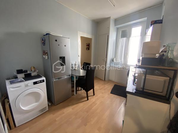 Vous souhaitez investir dans une petite copropriété avec très peu de charges au cœur du bourg de Caluire? cet appartement de type 2 est fait pour vous. 
Dans une copropriété de 8 lots, cet appartement de 39,45m2 lumineux situé au 2ème et dernier étage sans ascenseur est idéal pour un investissement. 
L'appartement est en double exposition dans une rue assez calme et proche de toutes les commodités. 
Il se compose: 
- d'une entrée avec placard de 2,24m2
- d'une salle de bain avec WC de 4,41m2
- d'une cuisine équipée avec placard de rangement de 9,16m2
- d'un séjour de 13,01m2 avec placards de rangement 
- d'une chambre de 10,93m2 

Côté prestations: 
- fenêtre double vitrage bois + volets battants en bois 
- chauffage électrique 
- appartement en très bon état 
- loyer actuel en bail nu: 599€ +25€ de charges (eau comprise) 
- Façade de l'immeuble refaite en 2019 
 
En résumé, venez visiter pour mieux apprécier!