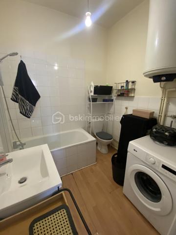 Vous souhaitez investir dans une petite copropriété avec très peu de charges au cœur du bourg de Caluire? cet appartement de type 2 est fait pour vous. 
Dans une copropriété de 8 lots, cet appartement de 39,45m2 lumineux situé au 2ème et dernier étage sans ascenseur est idéal pour un investissement. 
L'appartement est en double exposition dans une rue assez calme et proche de toutes les commodités. 
Il se compose: 
- d'une entrée avec placard de 2,24m2
- d'une salle de bain avec WC de 4,41m2
- d'une cuisine équipée avec placard de rangement de 9,16m2
- d'un séjour de 13,01m2 avec placards de rangement 
- d'une chambre de 10,93m2 

Côté prestations: 
- fenêtre double vitrage bois + volets battants en bois 
- chauffage électrique 
- appartement en très bon état 
- loyer actuel en bail nu: 599€ +25€ de charges (eau comprise) 
- Façade de l'immeuble refaite en 2019 
 
En résumé, venez visiter pour mieux apprécier!