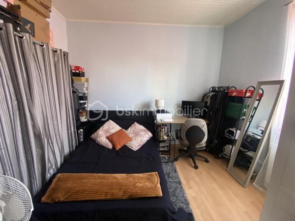 Vous souhaitez investir dans une petite copropriété avec très peu de charges au cœur du bourg de Caluire? cet appartement de type 2 est fait pour vous. 
Dans une copropriété de 8 lots, cet appartement de 39,45m2 lumineux situé au 2ème et dernier étage sans ascenseur est idéal pour un investissement. 
L'appartement est en double exposition dans une rue assez calme et proche de toutes les commodités. 
Il se compose: 
- d'une entrée avec placard de 2,24m2
- d'une salle de bain avec WC de 4,41m2
- d'une cuisine équipée avec placard de rangement de 9,16m2
- d'un séjour de 13,01m2 avec placards de rangement 
- d'une chambre de 10,93m2 

Côté prestations: 
- fenêtre double vitrage bois + volets battants en bois 
- chauffage électrique 
- appartement en très bon état 
- loyer actuel en bail nu: 599€ +25€ de charges (eau comprise) 
- Façade de l'immeuble refaite en 2019 
 
En résumé, venez visiter pour mieux apprécier!