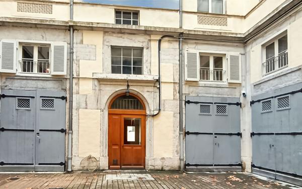 Appartement à vendre    6 pièces • 184,90 m2 Lyon 6