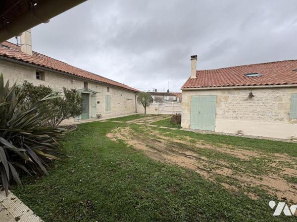GRANDE MAISON EN BON ETAT SANS VIS A VIS AVEC GRAND ATELIER, TERRAIN  ARBORÉ ET CLOS
