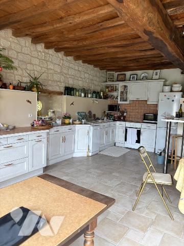 GRANDE MAISON EN BON ETAT SANS VIS A VIS AVEC GRAND ATELIER, TERRAIN  ARBORÉ ET CLOS