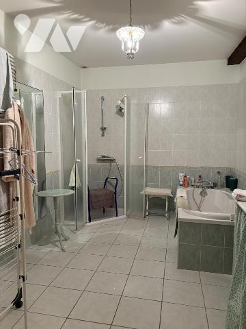 GRANDE MAISON EN BON ETAT SANS VIS A VIS AVEC GRAND ATELIER, TERRAIN  ARBORÉ ET CLOS