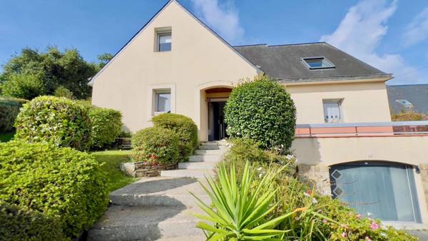 Quimper quartier LE TOURELLE – Maison 5 chambres - vie de plain pied - 150 m² habitable / 250 m² utile - terrain 708 m²