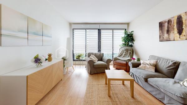 //VISITE VIRTUELLE SUR DEMANDE (meublée et démeublée)\\

À seulement 1h de Paris,

Plongez dans l’élégance et le confort avec ce superbe appartement lumineux de 61 m² situé à Montargis, une adresse idéale pour celles et ceux en quête d’un foyer alliant raffinement et praticité. Dès l’entrée, vous serez séduit par un vaste séjour baigné de lumière naturelle, grâce à d’imposantes baies vitrées qui offrent une vue dégagée sur l’extérieur. Cet espace généreux se prête parfaitement à la détente, à la convivialité ou à l’accueil de vos invités, tout en mettant en valeur un parquet chaleureux.

Ce bien dispose également d’une cuisine entièrement équipée et de deux chambres confortables, offrant ainsi des espaces parfaits pour se ressourcer et profiter de moments de détente selon vos envies. La salle de bains, moderne et élégante, incarne le bien-être quotidien grâce à sa douche italienne et ses équipements soignés.

Au pied de la résidence, vous trouverez une école élémentaire et des options de transports en commun, facilitant ainsi le quotidien des familles et des actifs. Cette résidence sécurisée met à disposition un vaste parking, offrant praticité et tranquillité à tous les résidents. L'immeuble est en train d'être refait entièrement avec des travaux votés et payés (liste des travaux sur simple demande).

Voilà donc appartement fonctionnel et idéalement situé. À visiter rapidement !

Idéal résidence principale ou investissement.

Taxe foncière 2025 : 1118€
—