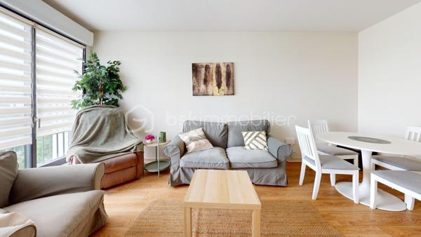 //VISITE VIRTUELLE SUR DEMANDE (meublée et démeublée)\\

À seulement 1h de Paris,

Plongez dans l’élégance et le confort avec ce superbe appartement lumineux de 61 m² situé à Montargis, une adresse idéale pour celles et ceux en quête d’un foyer alliant raffinement et praticité. Dès l’entrée, vous serez séduit par un vaste séjour baigné de lumière naturelle, grâce à d’imposantes baies vitrées qui offrent une vue dégagée sur l’extérieur. Cet espace généreux se prête parfaitement à la détente, à la convivialité ou à l’accueil de vos invités, tout en mettant en valeur un parquet chaleureux.

Ce bien dispose également d’une cuisine entièrement équipée et de deux chambres confortables, offrant ainsi des espaces parfaits pour se ressourcer et profiter de moments de détente selon vos envies. La salle de bains, moderne et élégante, incarne le bien-être quotidien grâce à sa douche italienne et ses équipements soignés.

Au pied de la résidence, vous trouverez une école élémentaire et des options de transports en commun, facilitant ainsi le quotidien des familles et des actifs. Cette résidence sécurisée met à disposition un vaste parking, offrant praticité et tranquillité à tous les résidents. L'immeuble est en train d'être refait entièrement avec des travaux votés et payés (liste des travaux sur simple demande).

Voilà donc appartement fonctionnel et idéalement situé. À visiter rapidement !

Idéal résidence principale ou investissement.

Taxe foncière 2025 : 1118€
—