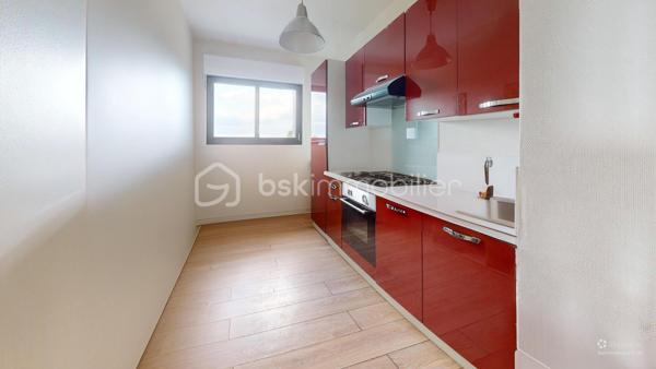 //VISITE VIRTUELLE SUR DEMANDE (meublée et démeublée)\\

À seulement 1h de Paris,

Plongez dans l’élégance et le confort avec ce superbe appartement lumineux de 61 m² situé à Montargis, une adresse idéale pour celles et ceux en quête d’un foyer alliant raffinement et praticité. Dès l’entrée, vous serez séduit par un vaste séjour baigné de lumière naturelle, grâce à d’imposantes baies vitrées qui offrent une vue dégagée sur l’extérieur. Cet espace généreux se prête parfaitement à la détente, à la convivialité ou à l’accueil de vos invités, tout en mettant en valeur un parquet chaleureux.

Ce bien dispose également d’une cuisine entièrement équipée et de deux chambres confortables, offrant ainsi des espaces parfaits pour se ressourcer et profiter de moments de détente selon vos envies. La salle de bains, moderne et élégante, incarne le bien-être quotidien grâce à sa douche italienne et ses équipements soignés.

Au pied de la résidence, vous trouverez une école élémentaire et des options de transports en commun, facilitant ainsi le quotidien des familles et des actifs. Cette résidence sécurisée met à disposition un vaste parking, offrant praticité et tranquillité à tous les résidents. L'immeuble est en train d'être refait entièrement avec des travaux votés et payés (liste des travaux sur simple demande).

Voilà donc appartement fonctionnel et idéalement situé. À visiter rapidement !

Idéal résidence principale ou investissement.

Taxe foncière 2025 : 1118€
—