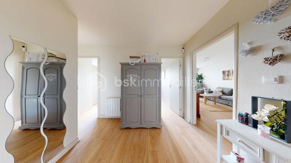 //VISITE VIRTUELLE SUR DEMANDE (meublée et démeublée)\\

À seulement 1h de Paris,

Plongez dans l’élégance et le confort avec ce superbe appartement lumineux de 61 m² situé à Montargis, une adresse idéale pour celles et ceux en quête d’un foyer alliant raffinement et praticité. Dès l’entrée, vous serez séduit par un vaste séjour baigné de lumière naturelle, grâce à d’imposantes baies vitrées qui offrent une vue dégagée sur l’extérieur. Cet espace généreux se prête parfaitement à la détente, à la convivialité ou à l’accueil de vos invités, tout en mettant en valeur un parquet chaleureux.

Ce bien dispose également d’une cuisine entièrement équipée et de deux chambres confortables, offrant ainsi des espaces parfaits pour se ressourcer et profiter de moments de détente selon vos envies. La salle de bains, moderne et élégante, incarne le bien-être quotidien grâce à sa douche italienne et ses équipements soignés.

Au pied de la résidence, vous trouverez une école élémentaire et des options de transports en commun, facilitant ainsi le quotidien des familles et des actifs. Cette résidence sécurisée met à disposition un vaste parking, offrant praticité et tranquillité à tous les résidents. L'immeuble est en train d'être refait entièrement avec des travaux votés et payés (liste des travaux sur simple demande).

Voilà donc appartement fonctionnel et idéalement situé. À visiter rapidement !

Idéal résidence principale ou investissement.

Taxe foncière 2025 : 1118€
—