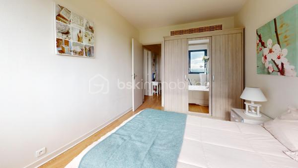//VISITE VIRTUELLE SUR DEMANDE (meublée et démeublée)\\

À seulement 1h de Paris,

Plongez dans l’élégance et le confort avec ce superbe appartement lumineux de 61 m² situé à Montargis, une adresse idéale pour celles et ceux en quête d’un foyer alliant raffinement et praticité. Dès l’entrée, vous serez séduit par un vaste séjour baigné de lumière naturelle, grâce à d’imposantes baies vitrées qui offrent une vue dégagée sur l’extérieur. Cet espace généreux se prête parfaitement à la détente, à la convivialité ou à l’accueil de vos invités, tout en mettant en valeur un parquet chaleureux.

Ce bien dispose également d’une cuisine entièrement équipée et de deux chambres confortables, offrant ainsi des espaces parfaits pour se ressourcer et profiter de moments de détente selon vos envies. La salle de bains, moderne et élégante, incarne le bien-être quotidien grâce à sa douche italienne et ses équipements soignés.

Au pied de la résidence, vous trouverez une école élémentaire et des options de transports en commun, facilitant ainsi le quotidien des familles et des actifs. Cette résidence sécurisée met à disposition un vaste parking, offrant praticité et tranquillité à tous les résidents. L'immeuble est en train d'être refait entièrement avec des travaux votés et payés (liste des travaux sur simple demande).

Voilà donc appartement fonctionnel et idéalement situé. À visiter rapidement !

Idéal résidence principale ou investissement.

Taxe foncière 2025 : 1118€
—