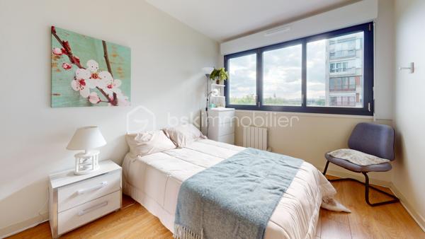 //VISITE VIRTUELLE SUR DEMANDE (meublée et démeublée)\\

À seulement 1h de Paris,

Plongez dans l’élégance et le confort avec ce superbe appartement lumineux de 61 m² situé à Montargis, une adresse idéale pour celles et ceux en quête d’un foyer alliant raffinement et praticité. Dès l’entrée, vous serez séduit par un vaste séjour baigné de lumière naturelle, grâce à d’imposantes baies vitrées qui offrent une vue dégagée sur l’extérieur. Cet espace généreux se prête parfaitement à la détente, à la convivialité ou à l’accueil de vos invités, tout en mettant en valeur un parquet chaleureux.

Ce bien dispose également d’une cuisine entièrement équipée et de deux chambres confortables, offrant ainsi des espaces parfaits pour se ressourcer et profiter de moments de détente selon vos envies. La salle de bains, moderne et élégante, incarne le bien-être quotidien grâce à sa douche italienne et ses équipements soignés.

Au pied de la résidence, vous trouverez une école élémentaire et des options de transports en commun, facilitant ainsi le quotidien des familles et des actifs. Cette résidence sécurisée met à disposition un vaste parking, offrant praticité et tranquillité à tous les résidents. L'immeuble est en train d'être refait entièrement avec des travaux votés et payés (liste des travaux sur simple demande).

Voilà donc appartement fonctionnel et idéalement situé. À visiter rapidement !

Idéal résidence principale ou investissement.

Taxe foncière 2025 : 1118€
—