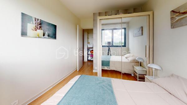 //VISITE VIRTUELLE SUR DEMANDE (meublée et démeublée)\\

À seulement 1h de Paris,

Plongez dans l’élégance et le confort avec ce superbe appartement lumineux de 61 m² situé à Montargis, une adresse idéale pour celles et ceux en quête d’un foyer alliant raffinement et praticité. Dès l’entrée, vous serez séduit par un vaste séjour baigné de lumière naturelle, grâce à d’imposantes baies vitrées qui offrent une vue dégagée sur l’extérieur. Cet espace généreux se prête parfaitement à la détente, à la convivialité ou à l’accueil de vos invités, tout en mettant en valeur un parquet chaleureux.

Ce bien dispose également d’une cuisine entièrement équipée et de deux chambres confortables, offrant ainsi des espaces parfaits pour se ressourcer et profiter de moments de détente selon vos envies. La salle de bains, moderne et élégante, incarne le bien-être quotidien grâce à sa douche italienne et ses équipements soignés.

Au pied de la résidence, vous trouverez une école élémentaire et des options de transports en commun, facilitant ainsi le quotidien des familles et des actifs. Cette résidence sécurisée met à disposition un vaste parking, offrant praticité et tranquillité à tous les résidents. L'immeuble est en train d'être refait entièrement avec des travaux votés et payés (liste des travaux sur simple demande).

Voilà donc appartement fonctionnel et idéalement situé. À visiter rapidement !

Idéal résidence principale ou investissement.

Taxe foncière 2025 : 1118€
—