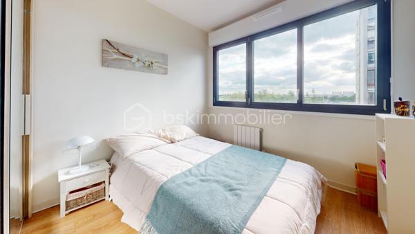 //VISITE VIRTUELLE SUR DEMANDE (meublée et démeublée)\\

À seulement 1h de Paris,

Plongez dans l’élégance et le confort avec ce superbe appartement lumineux de 61 m² situé à Montargis, une adresse idéale pour celles et ceux en quête d’un foyer alliant raffinement et praticité. Dès l’entrée, vous serez séduit par un vaste séjour baigné de lumière naturelle, grâce à d’imposantes baies vitrées qui offrent une vue dégagée sur l’extérieur. Cet espace généreux se prête parfaitement à la détente, à la convivialité ou à l’accueil de vos invités, tout en mettant en valeur un parquet chaleureux.

Ce bien dispose également d’une cuisine entièrement équipée et de deux chambres confortables, offrant ainsi des espaces parfaits pour se ressourcer et profiter de moments de détente selon vos envies. La salle de bains, moderne et élégante, incarne le bien-être quotidien grâce à sa douche italienne et ses équipements soignés.

Au pied de la résidence, vous trouverez une école élémentaire et des options de transports en commun, facilitant ainsi le quotidien des familles et des actifs. Cette résidence sécurisée met à disposition un vaste parking, offrant praticité et tranquillité à tous les résidents. L'immeuble est en train d'être refait entièrement avec des travaux votés et payés (liste des travaux sur simple demande).

Voilà donc appartement fonctionnel et idéalement situé. À visiter rapidement !

Idéal résidence principale ou investissement.

Taxe foncière 2025 : 1118€
—