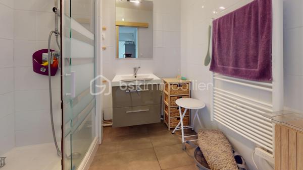 //VISITE VIRTUELLE SUR DEMANDE (meublée et démeublée)\\

À seulement 1h de Paris,

Plongez dans l’élégance et le confort avec ce superbe appartement lumineux de 61 m² situé à Montargis, une adresse idéale pour celles et ceux en quête d’un foyer alliant raffinement et praticité. Dès l’entrée, vous serez séduit par un vaste séjour baigné de lumière naturelle, grâce à d’imposantes baies vitrées qui offrent une vue dégagée sur l’extérieur. Cet espace généreux se prête parfaitement à la détente, à la convivialité ou à l’accueil de vos invités, tout en mettant en valeur un parquet chaleureux.

Ce bien dispose également d’une cuisine entièrement équipée et de deux chambres confortables, offrant ainsi des espaces parfaits pour se ressourcer et profiter de moments de détente selon vos envies. La salle de bains, moderne et élégante, incarne le bien-être quotidien grâce à sa douche italienne et ses équipements soignés.

Au pied de la résidence, vous trouverez une école élémentaire et des options de transports en commun, facilitant ainsi le quotidien des familles et des actifs. Cette résidence sécurisée met à disposition un vaste parking, offrant praticité et tranquillité à tous les résidents. L'immeuble est en train d'être refait entièrement avec des travaux votés et payés (liste des travaux sur simple demande).

Voilà donc appartement fonctionnel et idéalement situé. À visiter rapidement !

Idéal résidence principale ou investissement.

Taxe foncière 2025 : 1118€
—