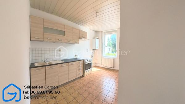 Située dans une rue en impasse, au calme et à proximité immédiate du centre-ville d'Hénin-Beaumont, cette maison de 55 m² offre un cadre de vie agréable, idéal pour un premier achat ou un investissement locatif.

Au rez-de-chaussée, vous découvrirez un salon lumineux d'environ 18 m², une salle à manger ouverte et une cuisine équipée d'environ 10 m², ainsi qu'une salle de bains comprenant une cabine de douche, un meuble vasque et un WC. Une cour de 13 m² complète cet espace. L'accès à la cave se fait directement depuis le salon.

À l'étage, la maison dispose d'une chambre ainsi que d'un bureau pouvant parfaitement convenir à une chambre d'enfant ou à un espace de télétravail.

À l'extérieur, un jardin et un garage situés en face de la maison viennent compléter ce bien.

Les atouts :

Rue en impasse, environnement calme
Jardin et garage
Chauffage central avec chaudière gaz à condensation 2018
Toiture en très bon état
Double vitrage avec volets manuels
Détecteur de monoxyde de carbone installé
Cave 10m2
Proximité immédiate des commerces, écoles et du centre-ville
Accès rapide aux autoroutes A1 et A26

DPE en cours.

Pour plus d'informations ou pour organiser une visite, n'hésitez pas à nous contacter.

Visite virtuelle disponible sur demande.

Pour obtenir l'accès à la visite virtuelle du bien, merci d'adresser votre demande par e-mail à s.cardon@bskimmobilier.com, en joignant une copie de votre pièce d'identité. Un lien sécurisé vous sera ensuite transmis.