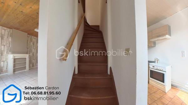 Située dans une rue en impasse, au calme et à proximité immédiate du centre-ville d'Hénin-Beaumont, cette maison de 55 m² offre un cadre de vie agréable, idéal pour un premier achat ou un investissement locatif.

Au rez-de-chaussée, vous découvrirez un salon lumineux d'environ 18 m², une salle à manger ouverte et une cuisine équipée d'environ 10 m², ainsi qu'une salle de bains comprenant une cabine de douche, un meuble vasque et un WC. Une cour de 13 m² complète cet espace. L'accès à la cave se fait directement depuis le salon.

À l'étage, la maison dispose d'une chambre ainsi que d'un bureau pouvant parfaitement convenir à une chambre d'enfant ou à un espace de télétravail.

À l'extérieur, un jardin et un garage situés en face de la maison viennent compléter ce bien.

Les atouts :

Rue en impasse, environnement calme
Jardin et garage
Chauffage central avec chaudière gaz à condensation 2018
Toiture en très bon état
Double vitrage avec volets manuels
Détecteur de monoxyde de carbone installé
Cave 10m2
Proximité immédiate des commerces, écoles et du centre-ville
Accès rapide aux autoroutes A1 et A26

DPE en cours.

Pour plus d'informations ou pour organiser une visite, n'hésitez pas à nous contacter.

Visite virtuelle disponible sur demande.

Pour obtenir l'accès à la visite virtuelle du bien, merci d'adresser votre demande par e-mail à s.cardon@bskimmobilier.com, en joignant une copie de votre pièce d'identité. Un lien sécurisé vous sera ensuite transmis.