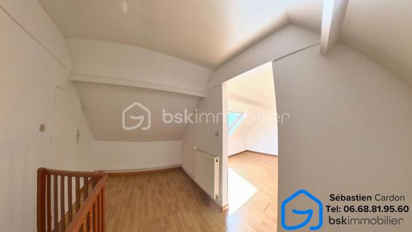 Située dans une rue en impasse, au calme et à proximité immédiate du centre-ville d'Hénin-Beaumont, cette maison de 55 m² offre un cadre de vie agréable, idéal pour un premier achat ou un investissement locatif.

Au rez-de-chaussée, vous découvrirez un salon lumineux d'environ 18 m², une salle à manger ouverte et une cuisine équipée d'environ 10 m², ainsi qu'une salle de bains comprenant une cabine de douche, un meuble vasque et un WC. Une cour de 13 m² complète cet espace. L'accès à la cave se fait directement depuis le salon.

À l'étage, la maison dispose d'une chambre ainsi que d'un bureau pouvant parfaitement convenir à une chambre d'enfant ou à un espace de télétravail.

À l'extérieur, un jardin et un garage situés en face de la maison viennent compléter ce bien.

Les atouts :

Rue en impasse, environnement calme
Jardin et garage
Chauffage central avec chaudière gaz à condensation 2018
Toiture en très bon état
Double vitrage avec volets manuels
Détecteur de monoxyde de carbone installé
Cave 10m2
Proximité immédiate des commerces, écoles et du centre-ville
Accès rapide aux autoroutes A1 et A26

DPE en cours.

Pour plus d'informations ou pour organiser une visite, n'hésitez pas à nous contacter.

Visite virtuelle disponible sur demande.

Pour obtenir l'accès à la visite virtuelle du bien, merci d'adresser votre demande par e-mail à s.cardon@bskimmobilier.com, en joignant une copie de votre pièce d'identité. Un lien sécurisé vous sera ensuite transmis.