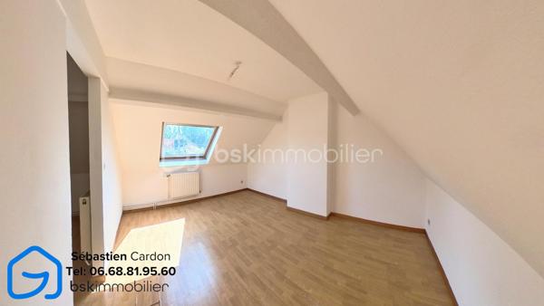 Située dans une rue en impasse, au calme et à proximité immédiate du centre-ville d'Hénin-Beaumont, cette maison de 55 m² offre un cadre de vie agréable, idéal pour un premier achat ou un investissement locatif.

Au rez-de-chaussée, vous découvrirez un salon lumineux d'environ 18 m², une salle à manger ouverte et une cuisine équipée d'environ 10 m², ainsi qu'une salle de bains comprenant une cabine de douche, un meuble vasque et un WC. Une cour de 13 m² complète cet espace. L'accès à la cave se fait directement depuis le salon.

À l'étage, la maison dispose d'une chambre ainsi que d'un bureau pouvant parfaitement convenir à une chambre d'enfant ou à un espace de télétravail.

À l'extérieur, un jardin et un garage situés en face de la maison viennent compléter ce bien.

Les atouts :

Rue en impasse, environnement calme
Jardin et garage
Chauffage central avec chaudière gaz à condensation 2018
Toiture en très bon état
Double vitrage avec volets manuels
Détecteur de monoxyde de carbone installé
Cave 10m2
Proximité immédiate des commerces, écoles et du centre-ville
Accès rapide aux autoroutes A1 et A26

DPE en cours.

Pour plus d'informations ou pour organiser une visite, n'hésitez pas à nous contacter.

Visite virtuelle disponible sur demande.

Pour obtenir l'accès à la visite virtuelle du bien, merci d'adresser votre demande par e-mail à s.cardon@bskimmobilier.com, en joignant une copie de votre pièce d'identité. Un lien sécurisé vous sera ensuite transmis.