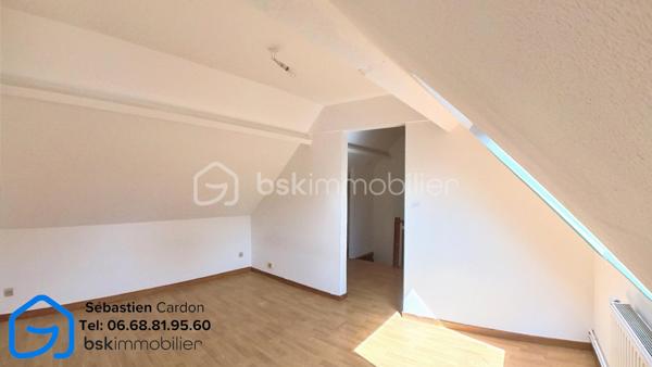 Située dans une rue en impasse, au calme et à proximité immédiate du centre-ville d'Hénin-Beaumont, cette maison de 55 m² offre un cadre de vie agréable, idéal pour un premier achat ou un investissement locatif.

Au rez-de-chaussée, vous découvrirez un salon lumineux d'environ 18 m², une salle à manger ouverte et une cuisine équipée d'environ 10 m², ainsi qu'une salle de bains comprenant une cabine de douche, un meuble vasque et un WC. Une cour de 13 m² complète cet espace. L'accès à la cave se fait directement depuis le salon.

À l'étage, la maison dispose d'une chambre ainsi que d'un bureau pouvant parfaitement convenir à une chambre d'enfant ou à un espace de télétravail.

À l'extérieur, un jardin et un garage situés en face de la maison viennent compléter ce bien.

Les atouts :

Rue en impasse, environnement calme
Jardin et garage
Chauffage central avec chaudière gaz à condensation 2018
Toiture en très bon état
Double vitrage avec volets manuels
Détecteur de monoxyde de carbone installé
Cave 10m2
Proximité immédiate des commerces, écoles et du centre-ville
Accès rapide aux autoroutes A1 et A26

DPE en cours.

Pour plus d'informations ou pour organiser une visite, n'hésitez pas à nous contacter.

Visite virtuelle disponible sur demande.

Pour obtenir l'accès à la visite virtuelle du bien, merci d'adresser votre demande par e-mail à s.cardon@bskimmobilier.com, en joignant une copie de votre pièce d'identité. Un lien sécurisé vous sera ensuite transmis.