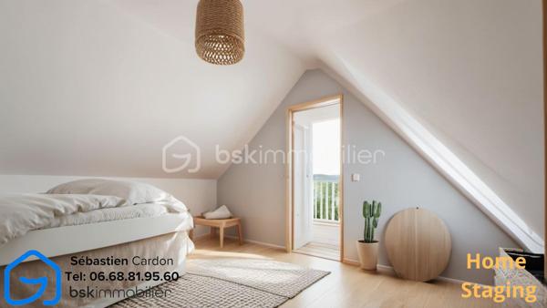 Située dans une rue en impasse, au calme et à proximité immédiate du centre-ville d'Hénin-Beaumont, cette maison de 55 m² offre un cadre de vie agréable, idéal pour un premier achat ou un investissement locatif.

Au rez-de-chaussée, vous découvrirez un salon lumineux d'environ 18 m², une salle à manger ouverte et une cuisine équipée d'environ 10 m², ainsi qu'une salle de bains comprenant une cabine de douche, un meuble vasque et un WC. Une cour de 13 m² complète cet espace. L'accès à la cave se fait directement depuis le salon.

À l'étage, la maison dispose d'une chambre ainsi que d'un bureau pouvant parfaitement convenir à une chambre d'enfant ou à un espace de télétravail.

À l'extérieur, un jardin et un garage situés en face de la maison viennent compléter ce bien.

Les atouts :

Rue en impasse, environnement calme
Jardin et garage
Chauffage central avec chaudière gaz à condensation 2018
Toiture en très bon état
Double vitrage avec volets manuels
Détecteur de monoxyde de carbone installé
Cave 10m2
Proximité immédiate des commerces, écoles et du centre-ville
Accès rapide aux autoroutes A1 et A26

DPE en cours.

Pour plus d'informations ou pour organiser une visite, n'hésitez pas à nous contacter.

Visite virtuelle disponible sur demande.

Pour obtenir l'accès à la visite virtuelle du bien, merci d'adresser votre demande par e-mail à s.cardon@bskimmobilier.com, en joignant une copie de votre pièce d'identité. Un lien sécurisé vous sera ensuite transmis.
