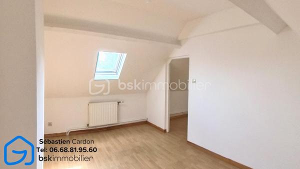 Située dans une rue en impasse, au calme et à proximité immédiate du centre-ville d'Hénin-Beaumont, cette maison de 55 m² offre un cadre de vie agréable, idéal pour un premier achat ou un investissement locatif.

Au rez-de-chaussée, vous découvrirez un salon lumineux d'environ 18 m², une salle à manger ouverte et une cuisine équipée d'environ 10 m², ainsi qu'une salle de bains comprenant une cabine de douche, un meuble vasque et un WC. Une cour de 13 m² complète cet espace. L'accès à la cave se fait directement depuis le salon.

À l'étage, la maison dispose d'une chambre ainsi que d'un bureau pouvant parfaitement convenir à une chambre d'enfant ou à un espace de télétravail.

À l'extérieur, un jardin et un garage situés en face de la maison viennent compléter ce bien.

Les atouts :

Rue en impasse, environnement calme
Jardin et garage
Chauffage central avec chaudière gaz à condensation 2018
Toiture en très bon état
Double vitrage avec volets manuels
Détecteur de monoxyde de carbone installé
Cave 10m2
Proximité immédiate des commerces, écoles et du centre-ville
Accès rapide aux autoroutes A1 et A26

DPE en cours.

Pour plus d'informations ou pour organiser une visite, n'hésitez pas à nous contacter.

Visite virtuelle disponible sur demande.

Pour obtenir l'accès à la visite virtuelle du bien, merci d'adresser votre demande par e-mail à s.cardon@bskimmobilier.com, en joignant une copie de votre pièce d'identité. Un lien sécurisé vous sera ensuite transmis.