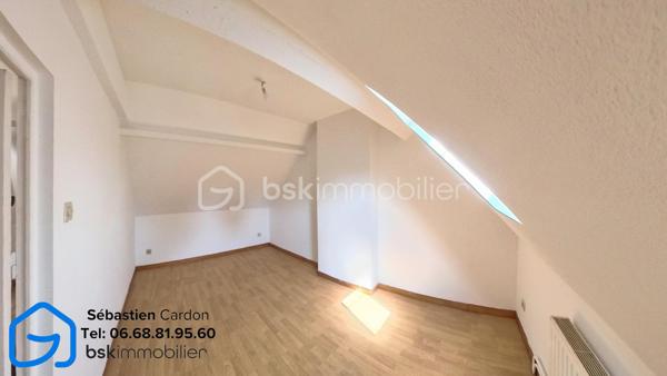 Située dans une rue en impasse, au calme et à proximité immédiate du centre-ville d'Hénin-Beaumont, cette maison de 55 m² offre un cadre de vie agréable, idéal pour un premier achat ou un investissement locatif.

Au rez-de-chaussée, vous découvrirez un salon lumineux d'environ 18 m², une salle à manger ouverte et une cuisine équipée d'environ 10 m², ainsi qu'une salle de bains comprenant une cabine de douche, un meuble vasque et un WC. Une cour de 13 m² complète cet espace. L'accès à la cave se fait directement depuis le salon.

À l'étage, la maison dispose d'une chambre ainsi que d'un bureau pouvant parfaitement convenir à une chambre d'enfant ou à un espace de télétravail.

À l'extérieur, un jardin et un garage situés en face de la maison viennent compléter ce bien.

Les atouts :

Rue en impasse, environnement calme
Jardin et garage
Chauffage central avec chaudière gaz à condensation 2018
Toiture en très bon état
Double vitrage avec volets manuels
Détecteur de monoxyde de carbone installé
Cave 10m2
Proximité immédiate des commerces, écoles et du centre-ville
Accès rapide aux autoroutes A1 et A26

DPE en cours.

Pour plus d'informations ou pour organiser une visite, n'hésitez pas à nous contacter.

Visite virtuelle disponible sur demande.

Pour obtenir l'accès à la visite virtuelle du bien, merci d'adresser votre demande par e-mail à s.cardon@bskimmobilier.com, en joignant une copie de votre pièce d'identité. Un lien sécurisé vous sera ensuite transmis.