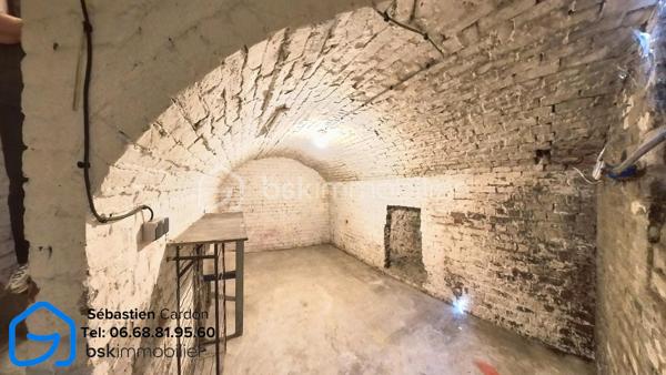 Située dans une rue en impasse, au calme et à proximité immédiate du centre-ville d'Hénin-Beaumont, cette maison de 55 m² offre un cadre de vie agréable, idéal pour un premier achat ou un investissement locatif.

Au rez-de-chaussée, vous découvrirez un salon lumineux d'environ 18 m², une salle à manger ouverte et une cuisine équipée d'environ 10 m², ainsi qu'une salle de bains comprenant une cabine de douche, un meuble vasque et un WC. Une cour de 13 m² complète cet espace. L'accès à la cave se fait directement depuis le salon.

À l'étage, la maison dispose d'une chambre ainsi que d'un bureau pouvant parfaitement convenir à une chambre d'enfant ou à un espace de télétravail.

À l'extérieur, un jardin et un garage situés en face de la maison viennent compléter ce bien.

Les atouts :

Rue en impasse, environnement calme
Jardin et garage
Chauffage central avec chaudière gaz à condensation 2018
Toiture en très bon état
Double vitrage avec volets manuels
Détecteur de monoxyde de carbone installé
Cave 10m2
Proximité immédiate des commerces, écoles et du centre-ville
Accès rapide aux autoroutes A1 et A26

DPE en cours.

Pour plus d'informations ou pour organiser une visite, n'hésitez pas à nous contacter.

Visite virtuelle disponible sur demande.

Pour obtenir l'accès à la visite virtuelle du bien, merci d'adresser votre demande par e-mail à s.cardon@bskimmobilier.com, en joignant une copie de votre pièce d'identité. Un lien sécurisé vous sera ensuite transmis.