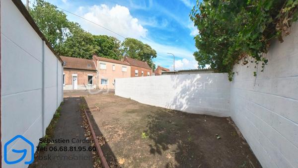Située dans une rue en impasse, au calme et à proximité immédiate du centre-ville d'Hénin-Beaumont, cette maison de 55 m² offre un cadre de vie agréable, idéal pour un premier achat ou un investissement locatif.

Au rez-de-chaussée, vous découvrirez un salon lumineux d'environ 18 m², une salle à manger ouverte et une cuisine équipée d'environ 10 m², ainsi qu'une salle de bains comprenant une cabine de douche, un meuble vasque et un WC. Une cour de 13 m² complète cet espace. L'accès à la cave se fait directement depuis le salon.

À l'étage, la maison dispose d'une chambre ainsi que d'un bureau pouvant parfaitement convenir à une chambre d'enfant ou à un espace de télétravail.

À l'extérieur, un jardin et un garage situés en face de la maison viennent compléter ce bien.

Les atouts :

Rue en impasse, environnement calme
Jardin et garage
Chauffage central avec chaudière gaz à condensation 2018
Toiture en très bon état
Double vitrage avec volets manuels
Détecteur de monoxyde de carbone installé
Cave 10m2
Proximité immédiate des commerces, écoles et du centre-ville
Accès rapide aux autoroutes A1 et A26

DPE en cours.

Pour plus d'informations ou pour organiser une visite, n'hésitez pas à nous contacter.

Visite virtuelle disponible sur demande.

Pour obtenir l'accès à la visite virtuelle du bien, merci d'adresser votre demande par e-mail à s.cardon@bskimmobilier.com, en joignant une copie de votre pièce d'identité. Un lien sécurisé vous sera ensuite transmis.