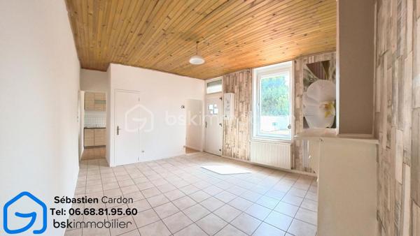 Située dans une rue en impasse, au calme et à proximité immédiate du centre-ville d'Hénin-Beaumont, cette maison de 55 m² offre un cadre de vie agréable, idéal pour un premier achat ou un investissement locatif.

Au rez-de-chaussée, vous découvrirez un salon lumineux d'environ 18 m², une salle à manger ouverte et une cuisine équipée d'environ 10 m², ainsi qu'une salle de bains comprenant une cabine de douche, un meuble vasque et un WC. Une cour de 13 m² complète cet espace. L'accès à la cave se fait directement depuis le salon.

À l'étage, la maison dispose d'une chambre ainsi que d'un bureau pouvant parfaitement convenir à une chambre d'enfant ou à un espace de télétravail.

À l'extérieur, un jardin et un garage situés en face de la maison viennent compléter ce bien.

Les atouts :

Rue en impasse, environnement calme
Jardin et garage
Chauffage central avec chaudière gaz à condensation 2018
Toiture en très bon état
Double vitrage avec volets manuels
Détecteur de monoxyde de carbone installé
Cave 10m2
Proximité immédiate des commerces, écoles et du centre-ville
Accès rapide aux autoroutes A1 et A26

DPE en cours.

Pour plus d'informations ou pour organiser une visite, n'hésitez pas à nous contacter.

Visite virtuelle disponible sur demande.

Pour obtenir l'accès à la visite virtuelle du bien, merci d'adresser votre demande par e-mail à s.cardon@bskimmobilier.com, en joignant une copie de votre pièce d'identité. Un lien sécurisé vous sera ensuite transmis.