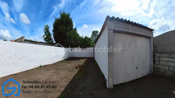 Située dans une rue en impasse, au calme et à proximité immédiate du centre-ville d'Hénin-Beaumont, cette maison de 55 m² offre un cadre de vie agréable, idéal pour un premier achat ou un investissement locatif.

Au rez-de-chaussée, vous découvrirez un salon lumineux d'environ 18 m², une salle à manger ouverte et une cuisine équipée d'environ 10 m², ainsi qu'une salle de bains comprenant une cabine de douche, un meuble vasque et un WC. Une cour de 13 m² complète cet espace. L'accès à la cave se fait directement depuis le salon.

À l'étage, la maison dispose d'une chambre ainsi que d'un bureau pouvant parfaitement convenir à une chambre d'enfant ou à un espace de télétravail.

À l'extérieur, un jardin et un garage situés en face de la maison viennent compléter ce bien.

Les atouts :

Rue en impasse, environnement calme
Jardin et garage
Chauffage central avec chaudière gaz à condensation 2018
Toiture en très bon état
Double vitrage avec volets manuels
Détecteur de monoxyde de carbone installé
Cave 10m2
Proximité immédiate des commerces, écoles et du centre-ville
Accès rapide aux autoroutes A1 et A26

DPE en cours.

Pour plus d'informations ou pour organiser une visite, n'hésitez pas à nous contacter.

Visite virtuelle disponible sur demande.

Pour obtenir l'accès à la visite virtuelle du bien, merci d'adresser votre demande par e-mail à s.cardon@bskimmobilier.com, en joignant une copie de votre pièce d'identité. Un lien sécurisé vous sera ensuite transmis.