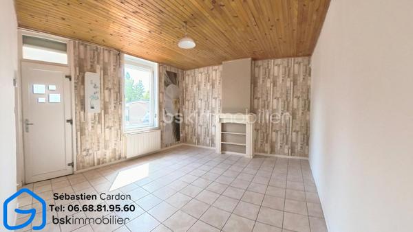 Située dans une rue en impasse, au calme et à proximité immédiate du centre-ville d'Hénin-Beaumont, cette maison de 55 m² offre un cadre de vie agréable, idéal pour un premier achat ou un investissement locatif.

Au rez-de-chaussée, vous découvrirez un salon lumineux d'environ 18 m², une salle à manger ouverte et une cuisine équipée d'environ 10 m², ainsi qu'une salle de bains comprenant une cabine de douche, un meuble vasque et un WC. Une cour de 13 m² complète cet espace. L'accès à la cave se fait directement depuis le salon.

À l'étage, la maison dispose d'une chambre ainsi que d'un bureau pouvant parfaitement convenir à une chambre d'enfant ou à un espace de télétravail.

À l'extérieur, un jardin et un garage situés en face de la maison viennent compléter ce bien.

Les atouts :

Rue en impasse, environnement calme
Jardin et garage
Chauffage central avec chaudière gaz à condensation 2018
Toiture en très bon état
Double vitrage avec volets manuels
Détecteur de monoxyde de carbone installé
Cave 10m2
Proximité immédiate des commerces, écoles et du centre-ville
Accès rapide aux autoroutes A1 et A26

DPE en cours.

Pour plus d'informations ou pour organiser une visite, n'hésitez pas à nous contacter.

Visite virtuelle disponible sur demande.

Pour obtenir l'accès à la visite virtuelle du bien, merci d'adresser votre demande par e-mail à s.cardon@bskimmobilier.com, en joignant une copie de votre pièce d'identité. Un lien sécurisé vous sera ensuite transmis.