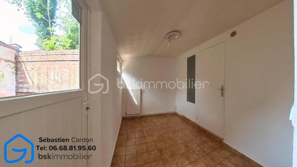 Située dans une rue en impasse, au calme et à proximité immédiate du centre-ville d'Hénin-Beaumont, cette maison de 55 m² offre un cadre de vie agréable, idéal pour un premier achat ou un investissement locatif.

Au rez-de-chaussée, vous découvrirez un salon lumineux d'environ 18 m², une salle à manger ouverte et une cuisine équipée d'environ 10 m², ainsi qu'une salle de bains comprenant une cabine de douche, un meuble vasque et un WC. Une cour de 13 m² complète cet espace. L'accès à la cave se fait directement depuis le salon.

À l'étage, la maison dispose d'une chambre ainsi que d'un bureau pouvant parfaitement convenir à une chambre d'enfant ou à un espace de télétravail.

À l'extérieur, un jardin et un garage situés en face de la maison viennent compléter ce bien.

Les atouts :

Rue en impasse, environnement calme
Jardin et garage
Chauffage central avec chaudière gaz à condensation 2018
Toiture en très bon état
Double vitrage avec volets manuels
Détecteur de monoxyde de carbone installé
Cave 10m2
Proximité immédiate des commerces, écoles et du centre-ville
Accès rapide aux autoroutes A1 et A26

DPE en cours.

Pour plus d'informations ou pour organiser une visite, n'hésitez pas à nous contacter.

Visite virtuelle disponible sur demande.

Pour obtenir l'accès à la visite virtuelle du bien, merci d'adresser votre demande par e-mail à s.cardon@bskimmobilier.com, en joignant une copie de votre pièce d'identité. Un lien sécurisé vous sera ensuite transmis.