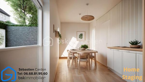 Située dans une rue en impasse, au calme et à proximité immédiate du centre-ville d'Hénin-Beaumont, cette maison de 55 m² offre un cadre de vie agréable, idéal pour un premier achat ou un investissement locatif.

Au rez-de-chaussée, vous découvrirez un salon lumineux d'environ 18 m², une salle à manger ouverte et une cuisine équipée d'environ 10 m², ainsi qu'une salle de bains comprenant une cabine de douche, un meuble vasque et un WC. Une cour de 13 m² complète cet espace. L'accès à la cave se fait directement depuis le salon.

À l'étage, la maison dispose d'une chambre ainsi que d'un bureau pouvant parfaitement convenir à une chambre d'enfant ou à un espace de télétravail.

À l'extérieur, un jardin et un garage situés en face de la maison viennent compléter ce bien.

Les atouts :

Rue en impasse, environnement calme
Jardin et garage
Chauffage central avec chaudière gaz à condensation 2018
Toiture en très bon état
Double vitrage avec volets manuels
Détecteur de monoxyde de carbone installé
Cave 10m2
Proximité immédiate des commerces, écoles et du centre-ville
Accès rapide aux autoroutes A1 et A26

DPE en cours.

Pour plus d'informations ou pour organiser une visite, n'hésitez pas à nous contacter.

Visite virtuelle disponible sur demande.

Pour obtenir l'accès à la visite virtuelle du bien, merci d'adresser votre demande par e-mail à s.cardon@bskimmobilier.com, en joignant une copie de votre pièce d'identité. Un lien sécurisé vous sera ensuite transmis.