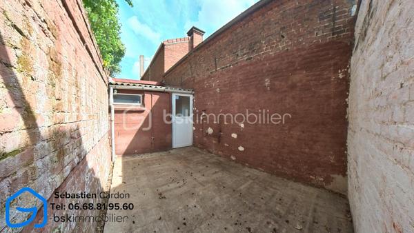 Située dans une rue en impasse, au calme et à proximité immédiate du centre-ville d'Hénin-Beaumont, cette maison de 55 m² offre un cadre de vie agréable, idéal pour un premier achat ou un investissement locatif.

Au rez-de-chaussée, vous découvrirez un salon lumineux d'environ 18 m², une salle à manger ouverte et une cuisine équipée d'environ 10 m², ainsi qu'une salle de bains comprenant une cabine de douche, un meuble vasque et un WC. Une cour de 13 m² complète cet espace. L'accès à la cave se fait directement depuis le salon.

À l'étage, la maison dispose d'une chambre ainsi que d'un bureau pouvant parfaitement convenir à une chambre d'enfant ou à un espace de télétravail.

À l'extérieur, un jardin et un garage situés en face de la maison viennent compléter ce bien.

Les atouts :

Rue en impasse, environnement calme
Jardin et garage
Chauffage central avec chaudière gaz à condensation 2018
Toiture en très bon état
Double vitrage avec volets manuels
Détecteur de monoxyde de carbone installé
Cave 10m2
Proximité immédiate des commerces, écoles et du centre-ville
Accès rapide aux autoroutes A1 et A26

DPE en cours.

Pour plus d'informations ou pour organiser une visite, n'hésitez pas à nous contacter.

Visite virtuelle disponible sur demande.

Pour obtenir l'accès à la visite virtuelle du bien, merci d'adresser votre demande par e-mail à s.cardon@bskimmobilier.com, en joignant une copie de votre pièce d'identité. Un lien sécurisé vous sera ensuite transmis.