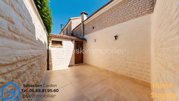 Située dans une rue en impasse, au calme et à proximité immédiate du centre-ville d'Hénin-Beaumont, cette maison de 55 m² offre un cadre de vie agréable, idéal pour un premier achat ou un investissement locatif.

Au rez-de-chaussée, vous découvrirez un salon lumineux d'environ 18 m², une salle à manger ouverte et une cuisine équipée d'environ 10 m², ainsi qu'une salle de bains comprenant une cabine de douche, un meuble vasque et un WC. Une cour de 13 m² complète cet espace. L'accès à la cave se fait directement depuis le salon.

À l'étage, la maison dispose d'une chambre ainsi que d'un bureau pouvant parfaitement convenir à une chambre d'enfant ou à un espace de télétravail.

À l'extérieur, un jardin et un garage situés en face de la maison viennent compléter ce bien.

Les atouts :

Rue en impasse, environnement calme
Jardin et garage
Chauffage central avec chaudière gaz à condensation 2018
Toiture en très bon état
Double vitrage avec volets manuels
Détecteur de monoxyde de carbone installé
Cave 10m2
Proximité immédiate des commerces, écoles et du centre-ville
Accès rapide aux autoroutes A1 et A26

DPE en cours.

Pour plus d'informations ou pour organiser une visite, n'hésitez pas à nous contacter.

Visite virtuelle disponible sur demande.

Pour obtenir l'accès à la visite virtuelle du bien, merci d'adresser votre demande par e-mail à s.cardon@bskimmobilier.com, en joignant une copie de votre pièce d'identité. Un lien sécurisé vous sera ensuite transmis.