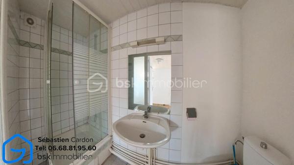 Située dans une rue en impasse, au calme et à proximité immédiate du centre-ville d'Hénin-Beaumont, cette maison de 55 m² offre un cadre de vie agréable, idéal pour un premier achat ou un investissement locatif.

Au rez-de-chaussée, vous découvrirez un salon lumineux d'environ 18 m², une salle à manger ouverte et une cuisine équipée d'environ 10 m², ainsi qu'une salle de bains comprenant une cabine de douche, un meuble vasque et un WC. Une cour de 13 m² complète cet espace. L'accès à la cave se fait directement depuis le salon.

À l'étage, la maison dispose d'une chambre ainsi que d'un bureau pouvant parfaitement convenir à une chambre d'enfant ou à un espace de télétravail.

À l'extérieur, un jardin et un garage situés en face de la maison viennent compléter ce bien.

Les atouts :

Rue en impasse, environnement calme
Jardin et garage
Chauffage central avec chaudière gaz à condensation 2018
Toiture en très bon état
Double vitrage avec volets manuels
Détecteur de monoxyde de carbone installé
Cave 10m2
Proximité immédiate des commerces, écoles et du centre-ville
Accès rapide aux autoroutes A1 et A26

DPE en cours.

Pour plus d'informations ou pour organiser une visite, n'hésitez pas à nous contacter.

Visite virtuelle disponible sur demande.

Pour obtenir l'accès à la visite virtuelle du bien, merci d'adresser votre demande par e-mail à s.cardon@bskimmobilier.com, en joignant une copie de votre pièce d'identité. Un lien sécurisé vous sera ensuite transmis.