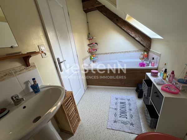 Ensemble immobilier avec une maison principale et un logement locatif à vendre à Moustoir-Remungol