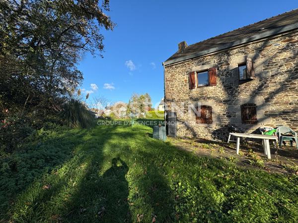 Ensemble immobilier avec une maison principale et un logement locatif à vendre à Moustoir-Remungol