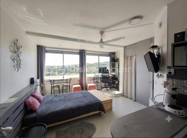 Gréoux les bains studio de 24 m² au 4e étage avec ascenseur . Celui ci est entièrement rénové et  meublé   avec  goût ( aussi doté d' une climatisation ) , il bénéficie d' une vue panoramique sur la région. La résidence possède aussi un parc ombragé et de nombreuse places de parking. faibles charges de copropriété  et aucun travaux à prévoir. Studio qui peu être loué à l année , ou bien pour les cures. Bon rapport locatif.