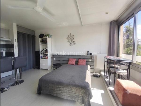 Gréoux les bains studio de 24 m² au 4e étage avec ascenseur . Celui ci est entièrement rénové et  meublé   avec  goût ( aussi doté d' une climatisation ) , il bénéficie d' une vue panoramique sur la région. La résidence possède aussi un parc ombragé et de nombreuse places de parking. faibles charges de copropriété  et aucun travaux à prévoir. Studio qui peu être loué à l année , ou bien pour les cures. Bon rapport locatif.