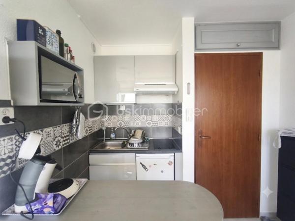 Gréoux les bains studio de 24 m² au 4e étage avec ascenseur . Celui ci est entièrement rénové et  meublé   avec  goût ( aussi doté d' une climatisation ) , il bénéficie d' une vue panoramique sur la région. La résidence possède aussi un parc ombragé et de nombreuse places de parking. faibles charges de copropriété  et aucun travaux à prévoir. Studio qui peu être loué à l année , ou bien pour les cures. Bon rapport locatif.