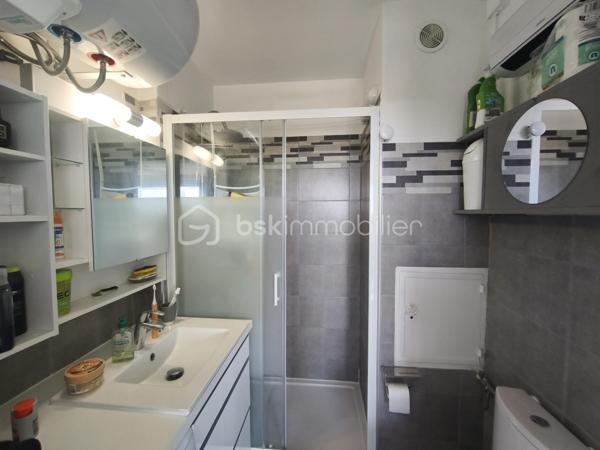 Gréoux les bains studio de 24 m² au 4e étage avec ascenseur . Celui ci est entièrement rénové et  meublé   avec  goût ( aussi doté d' une climatisation ) , il bénéficie d' une vue panoramique sur la région. La résidence possède aussi un parc ombragé et de nombreuse places de parking. faibles charges de copropriété  et aucun travaux à prévoir. Studio qui peu être loué à l année , ou bien pour les cures. Bon rapport locatif.