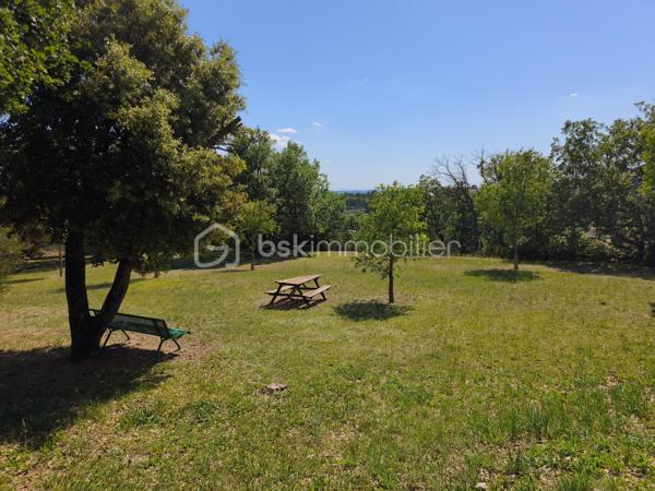 Gréoux les bains studio de 24 m² au 4e étage avec ascenseur . Celui ci est entièrement rénové et  meublé   avec  goût ( aussi doté d' une climatisation ) , il bénéficie d' une vue panoramique sur la région. La résidence possède aussi un parc ombragé et de nombreuse places de parking. faibles charges de copropriété  et aucun travaux à prévoir. Studio qui peu être loué à l année , ou bien pour les cures. Bon rapport locatif.