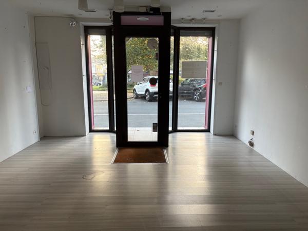 Local commercial
                                                                                                                                                                                                                                                                                                                                                                                                                                            76.9  m²