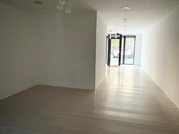 Local commercial
                                                                                                                                                                                                                                                                                                                                                                                                                                            76.9  m²